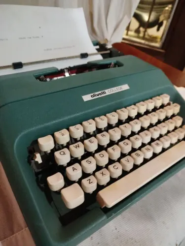 Olivetti COLLEGE máquina de escrever perfeita COM TINTA