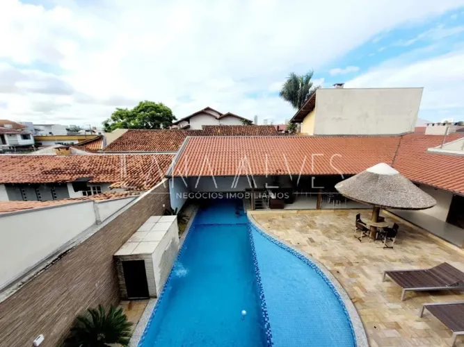 Casa com 4 Quarto(s) e 3 banheiro(s) para Alugar, 350 m² por R$ 11000 / Mês