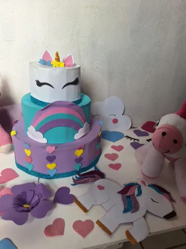 Bolo fake para festas infantil unicórnio com personagens e acessórios