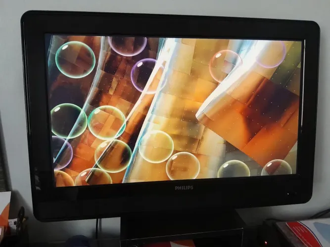TV Philips 32", ñ smart, c/ controle, s/ base, ideal p/ quarto, sala, cozinha ou comércio.
