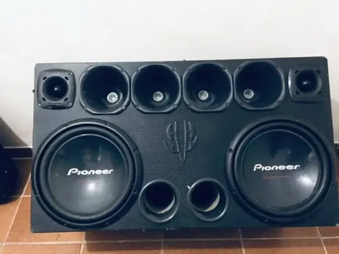 Som automotivo completo (aparelho + potência + caixa + alto-falantes)