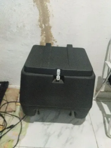 Vendo Baú de 80 lt com suporte para moto modelo tork