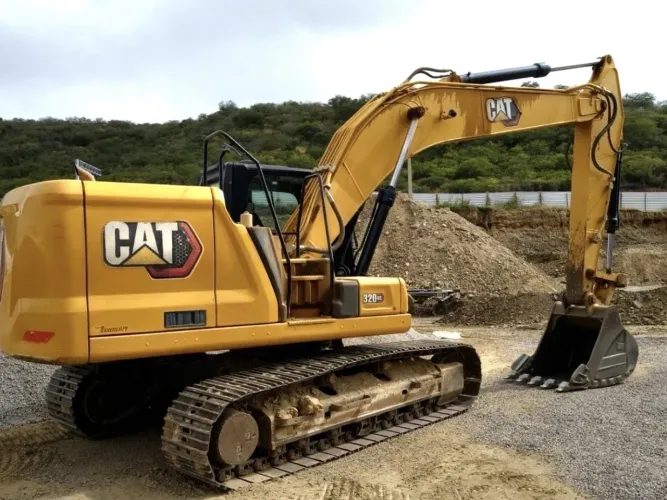 Escavadeira Caterpillar 320GC ano 2020, com 8.000 horas, em Pernambuco