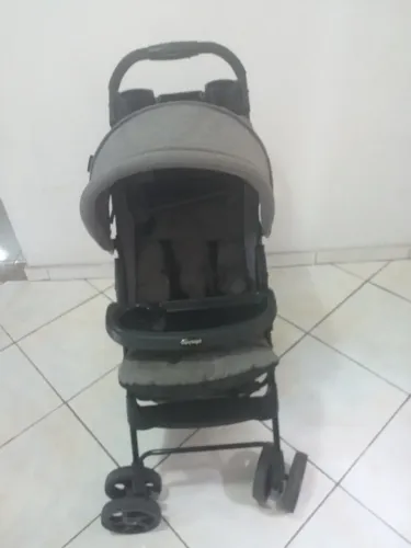 Carrinho de bebê marca Voyage semi novo.