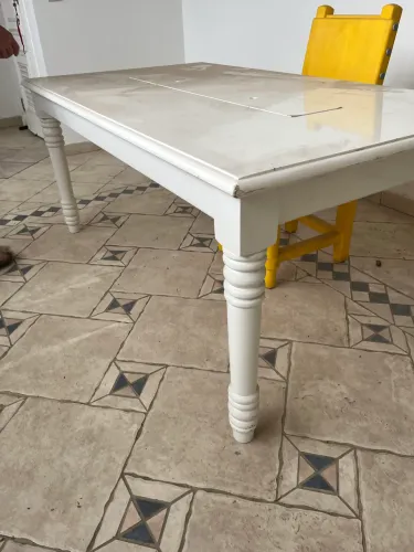 Mesa branca de madeira