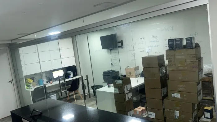 Parede de vidro Blindex com portas de correr