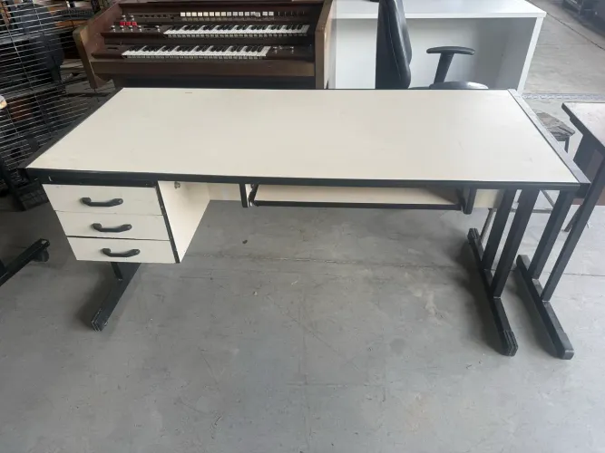 Mesa para escritório com 3 gavetas 