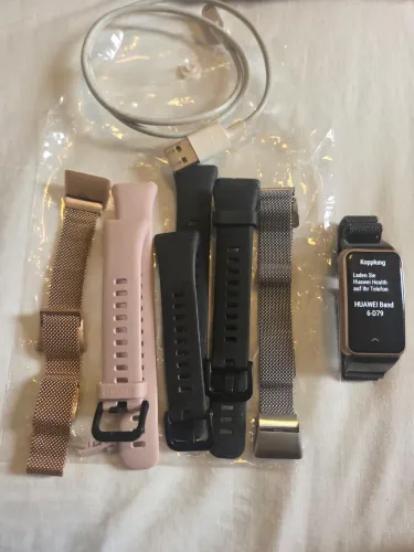 Smartwatch Huawei Band 6-D79 com seis pulseiras para troca conforme o gosto.