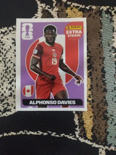 Figurinha legend Alphonso Davies bordô 2026