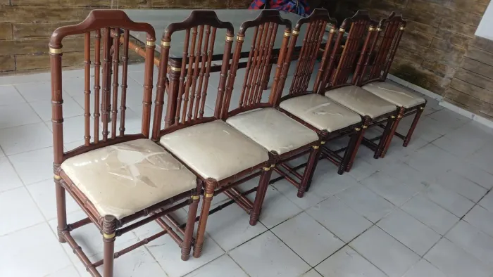 Vende-se mesa de jantar de mogno com vidro temperado