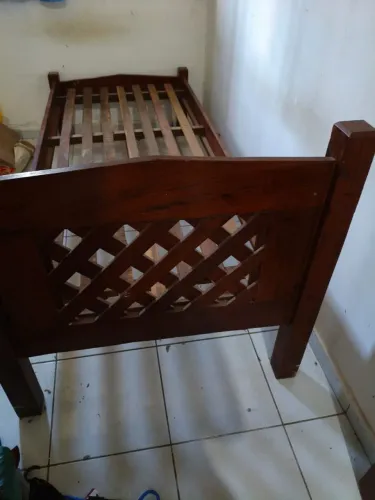 Vende cama de madeira solteiro 