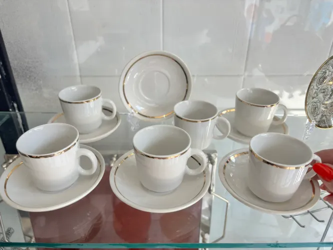 Jogo de Xícaras de Café em Porcelana Fina Filete de Ouro - Década de 50/60