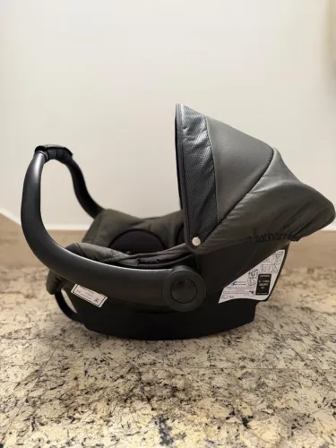 Vende-se bebê conforto