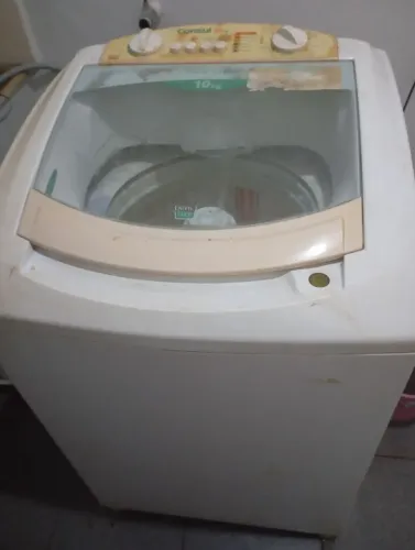 Vende- se máquina de lavar roupas, mesa de madeira e geladeira 