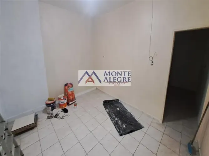Casa residencial para alugar no Jardim Niterói com 1 quarto e 35 m² disponíveis.