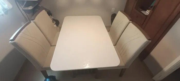 Mesa com tampo de vidro e quatro cadeiras 