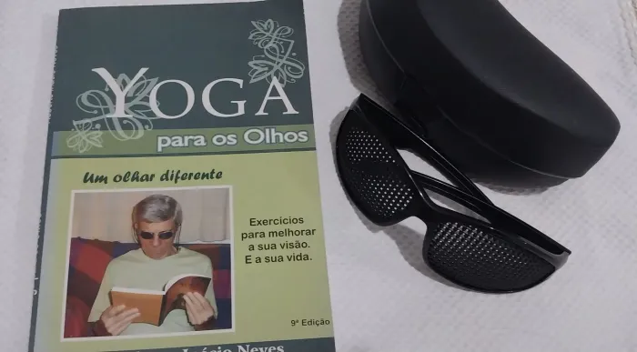 Livro Yoga para Olhos com Óculos e Estojo