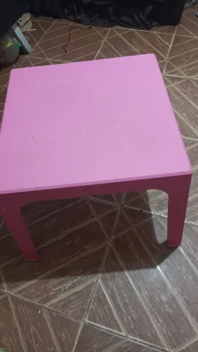 Vende-se uma mesa de plástico infantil