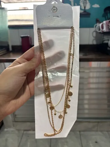 colar dourado com pingentes