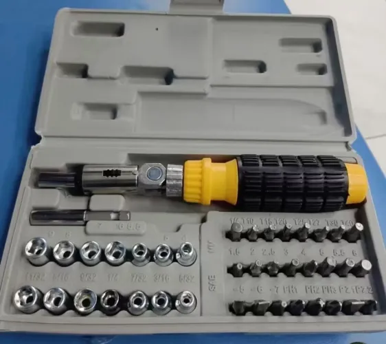 Kit chave catraca articulável, soquete e bits  R$ 40  Retirada na 405 sul 