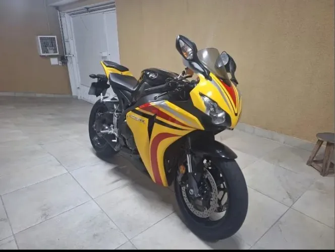 CBR 1000rr troco por carro