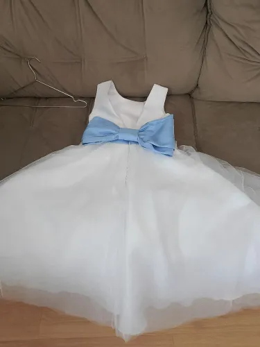 Vestido de daminha branco com faixa azul