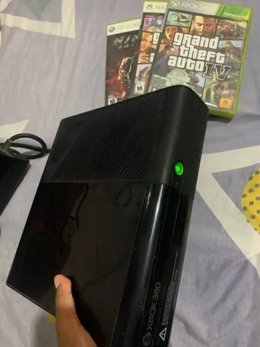 Vendo xbox 360  com 3 Jogos originais 