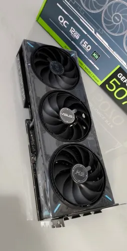 Placa de Vídeo Asus RTX 5070 ATS OC 12GB GDDR7 Garantia 2029 [Nova]