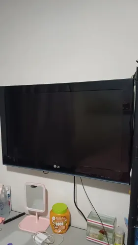 Vendo TV LG 32 polegadas, modelo 32LK451C, em bom estado físico, porém com defeito: