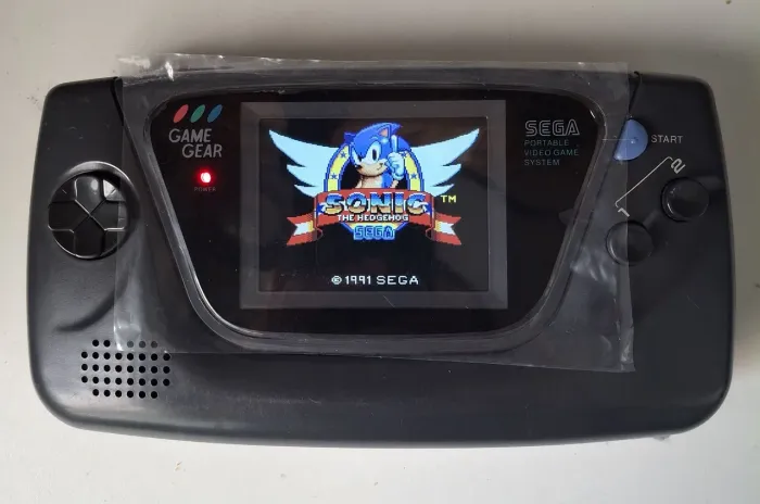 Game Gear com tela IPS, mod bateria interna USB-C e um jogo