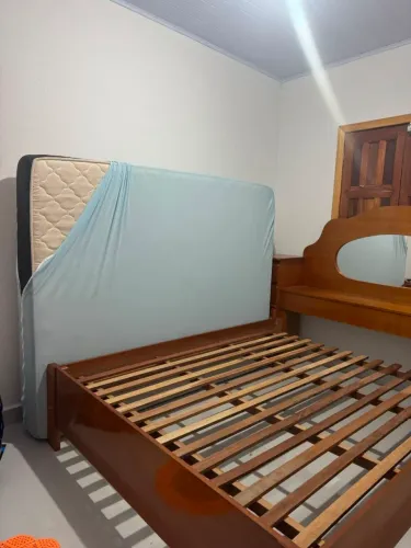 Cama de casal com o colchão