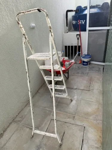Escada de ferro muito usada. Serve mais para decoração.