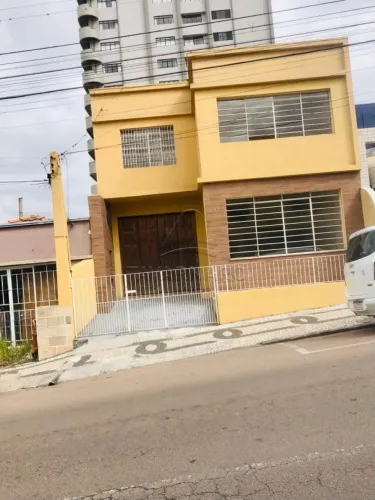 Casa Ampla no Centro com Edícula e 2 Vagas de Garagem!