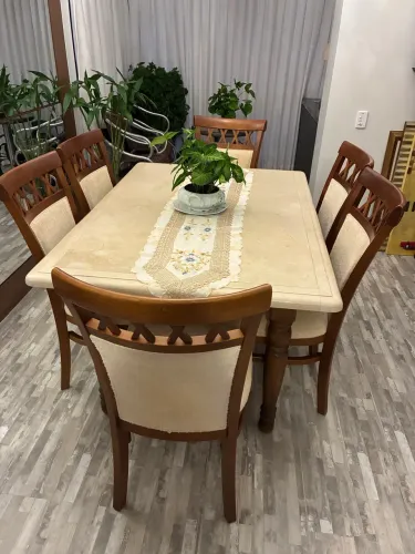 Vendo 6 cadeiras em madeira maciça. 