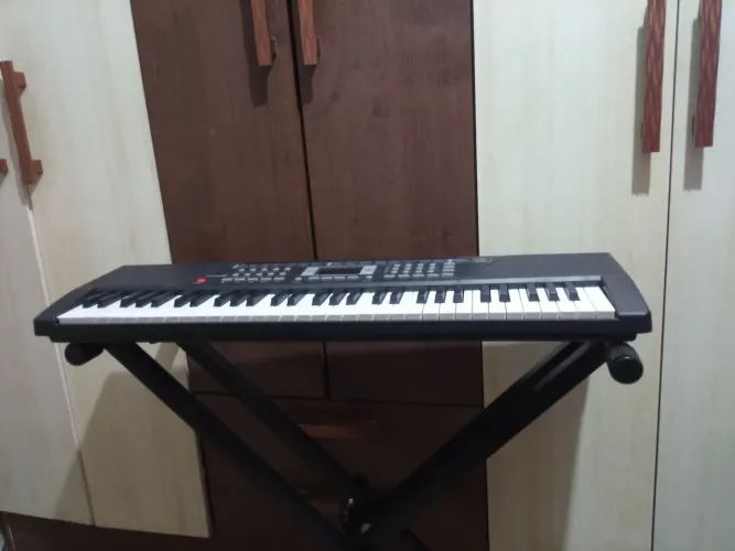 Teclado musical com pedal(removível ) semi novo(em ótimo estado)