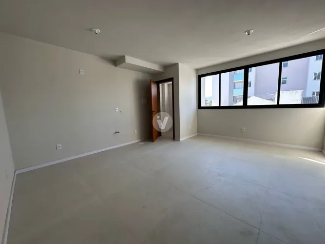 Sala comercial à venda, localizada entre as faixas, no centro de Camobi!