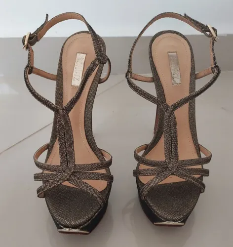 Vendo Sandália marca Schutz num 34 semi nova