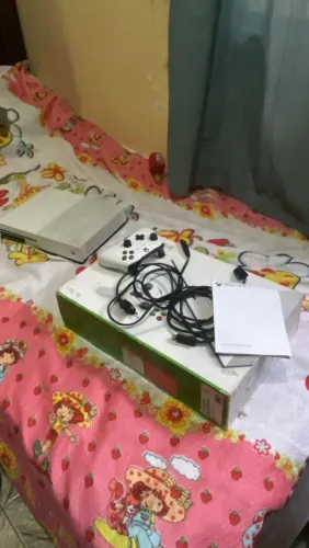 Vendo Xbox one s 1 TB acompanha todos os cabos originais,caixa e manuais
