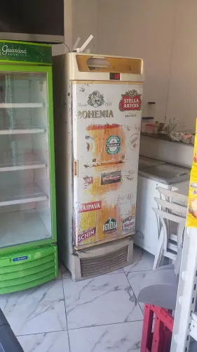 Expositora cervejeira uma expositora e uma cervejeira 