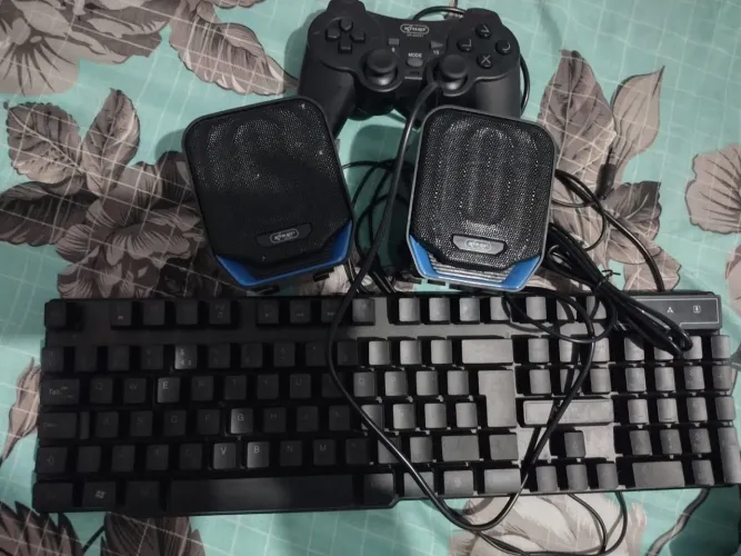 Teclado e alto-falantes para PC 