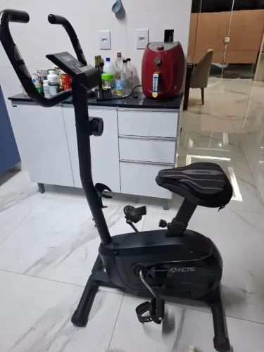 Bicicleta ergométrica ACTE magnética - 8 níveis de intensidade.