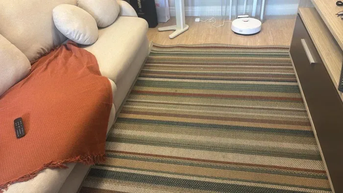 TAPETE LISTRADO EM MATERIAL SINTÉTICO
