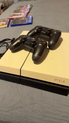 PlayStation 4 Fat - 500gb 2 controles + 2 jogos