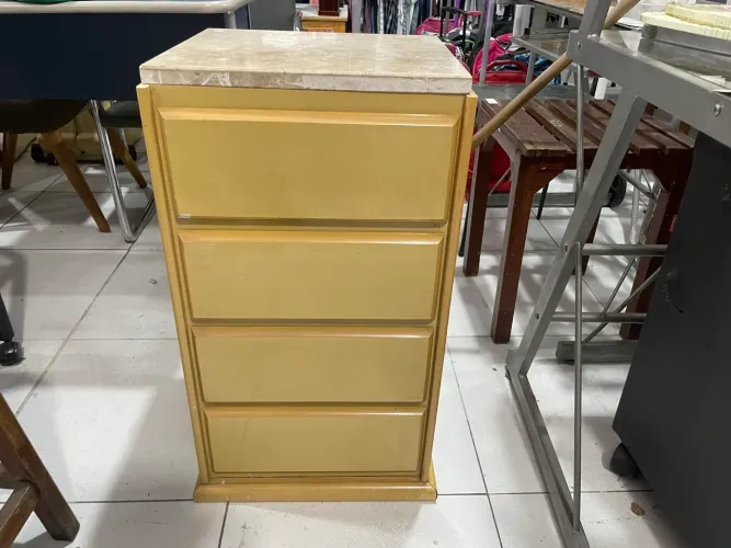 Mesa de Cabeceira com 4 Gavetas