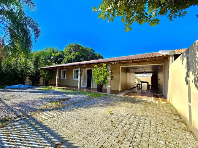 Casa para aluguel possui 152 metros quadrados com 3 quartos em Mariscal - Bombinhas - Sant