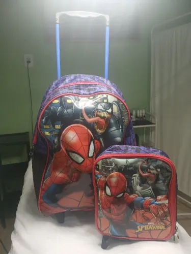 Mochila de rodinhas e lancheira