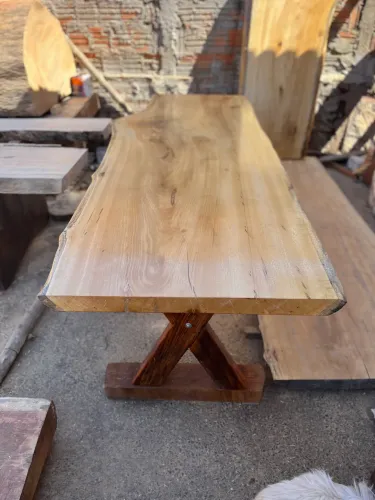 Mesa de madeira maciça