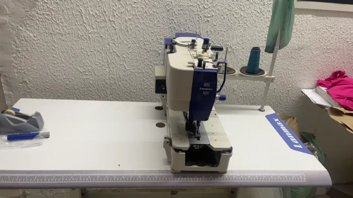 Caseadeira e botoneira adaptada botão de pé