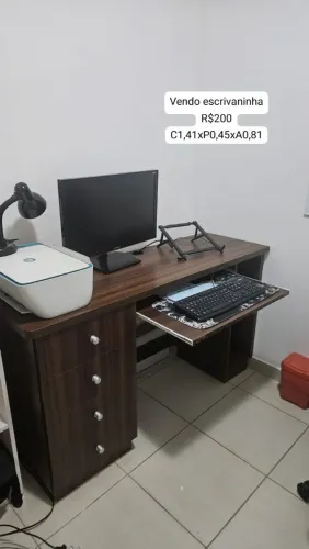 Escrivaninha com gavetas