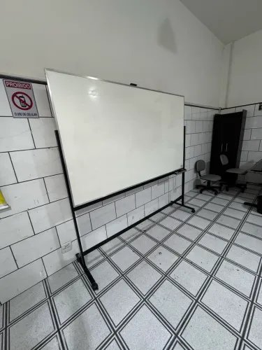 Lousa branca profissional com rodas escolar